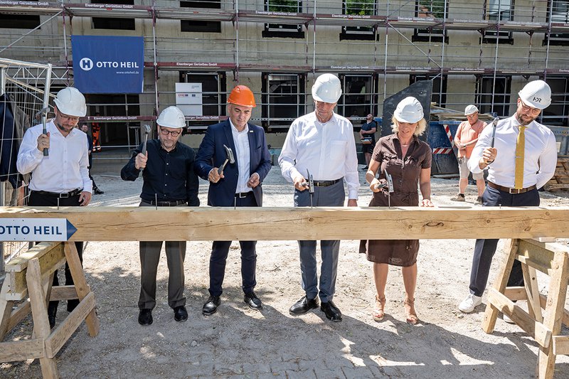 Mayor Thomas Nitzsche, University President Walter Rosenthal, CEEC Director Ulrich S. Schubert, Science Minister Wolfgang Tiefensee, Infrastructure Minister Susanna Karawanskij and architect Hubert Juranek (from left) during the toppingout ceremony for the CEEC Jena extension buildings.