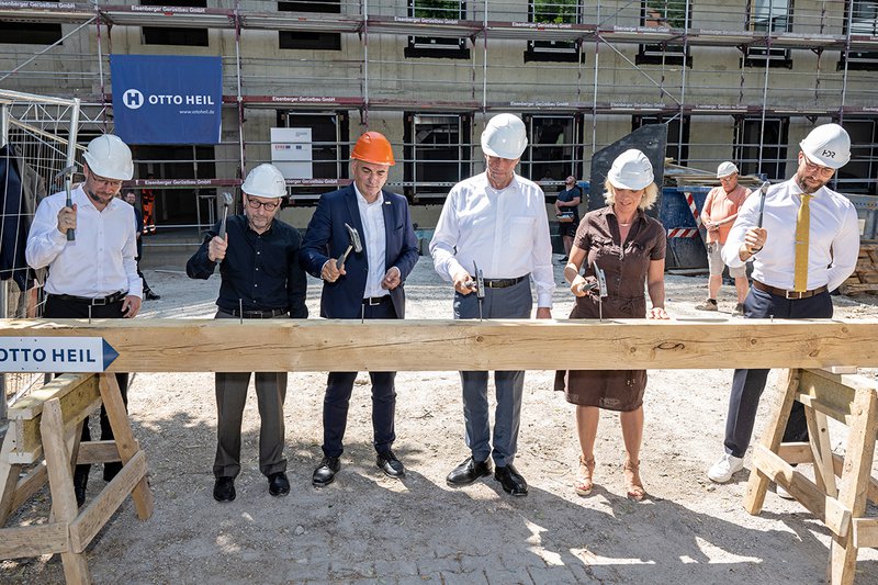 Oberbürgermeister Thomas Nitzsche, Uni-Präsident Walter Rosenthal, CEEC-Direktor Ulrich S. Schubert, Wissenschaftsminister Wolfgang Tiefensee, Infrastrukturministerin Susanna Karawanskij sowie Architekt Hubert Juranek (v.l.) während des Richtfestes für die Erweiterungsbauten des CEEC Jena.