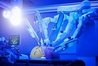 Im avatera-Trainingszentrum: der OP-Roboter überträgt die Handbewegungen des Chirurgen präzise und zitterfrei auf die laparoskopischen Instrumente. Bild: avateramedical