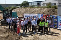 The invited guests gathered in Spechtsbrunn for the ground-breaking ceremony in bright sunshine.