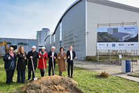 Kick-off for a multi-million-euro investment in Zeulenroda (Thuringian Economics Minister Colette Boos-John, 2nd from right, and Rainer Berthan, CEO of Bauerfeind, 3rd from left, and further project participants). 
