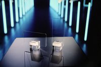 Eine neue Materialkombination bewirkt die enorme Festigkeit gegenüber Stößen und Kratzern. Bild: Schott AG