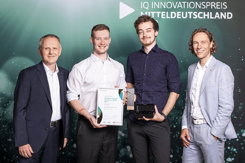 IQ Innovation Award Central Germany 2023, award winner in the Information Technology Cluster: The team of Healyan GmbH with the award sponsors enviaTEL GmbH and GISA GmbH.