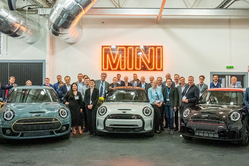 Thüringer Delegation in der britischen Produktionsstätte des MINI bei BMW Oxford