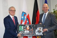 Dr. Harald Marquardt, Vorsitzender der Geschäftsführung der Marquardt-Gruppe, und Wirtschaftsminister Wolfgang Tiefensee (v.l.) anlässlich der Pressekonferenz zur Erweiterungsinvestition. Bild: Marquardt GmbH