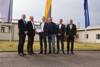 Bei der Urkundenübergabe vor Ort (v.l.n.r.): Alexander Dieser, Herbert Stütz (beide LEG Thüringen), Henning Seffers, Matthias Bischoff (beide HETEK), Maiko Klosch (LEG Thüringen), Wigbert Kraus  (IHK Erfurt).