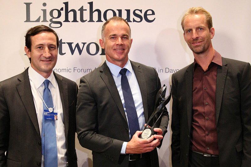 For Stephen Eddowes, CEO of MantaMESH (middle), the award at the World Economic Forum is a great honor (left: Francisco Betti, WEF; right: Enno de Boer, McKinsey & Company).