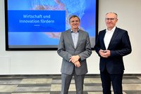 Dr. Arnulf Wulff (left) and the new head of department Herbert Stütz (right). 