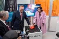 Mario Voigt and Dorothee Bär jointly marked the official launch of Fraunhofer IOF’s new electron-beam lithography system.