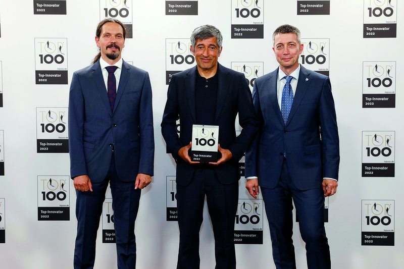 Dr.-Ing. Ilko Rahneberg (Technical Director, SIOS) and Dr. Denis Dontsov (Managing Director, SIOS) accept the TOP 100 award from science journalist Ranga Yogeshwar on behalf of the entire SIOS team. Photo: KD Busch / compamedia