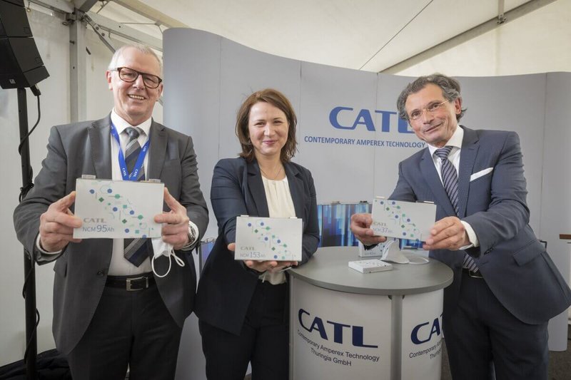 CATL-Europachef Matthias Zentgraf, Umweltministerin Anja Siegesmund und Mario Suckert, Präsident des TLUBN, bei der feierlichen Übergabe der Betriebsgenehmigung.