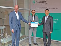 Thüringens Wirtschaftsminister Wolfgang Tiefensee, Dr. Roland Weidl, Standortleiter BITC, und Jason Chen, General Manager Operations Europe CATL, bei der symbolischen Übergabe des Förderschecks.