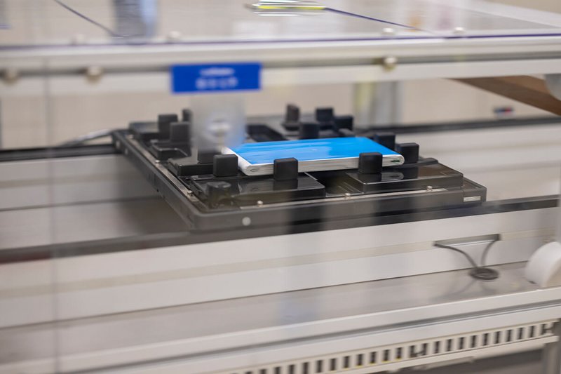 Eine Batteriezelle aus der Produktion bei CATL in Arnstadt.