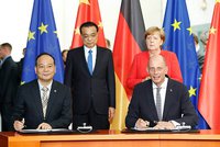 CATL-CEO Robin Zeng und Thüringens Wirtschaftsminister Wolfgang Tiefensee unterzeichnen im Beisein von Kanzlerin Angela Merkel und Chinas Ministerpräsident Li Keqiang die gemeinsame Projektvereinbarung.