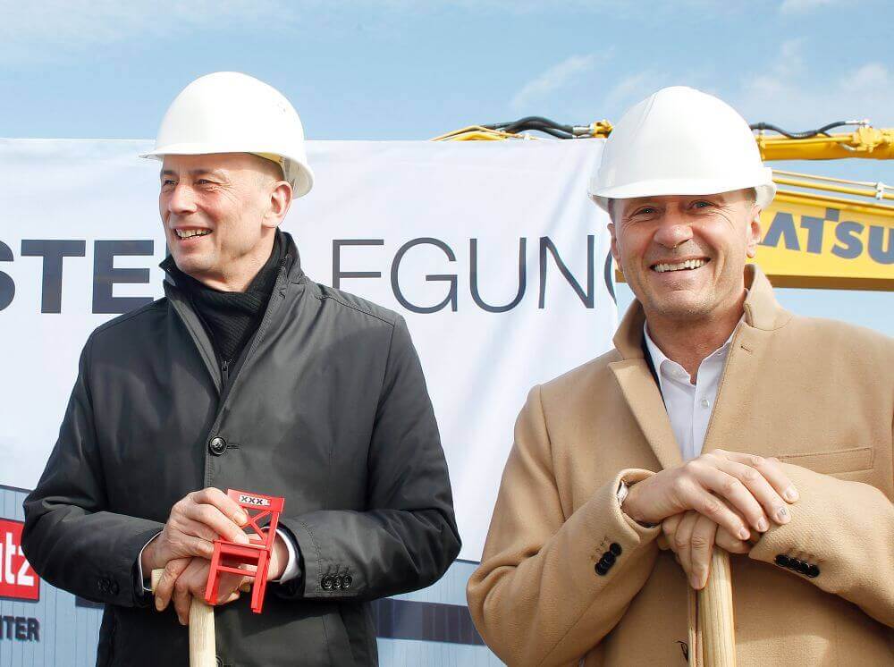 Partnerschaftliche Zusammenarbeit: Minister Wolfgang Tiefensee im Gespräch mit Alois Kobler. Partnerschaftliche Zusammenarbeit: Minister Wolfgang Tiefensee im Gespräch mit Alois Kobler.