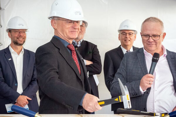 Prof. Dr. Dr. h.c. mult. Thomas C. Mettenleiter, Präsident des Friedrich-Loeffler-Instituts, und Jens Duft, Gesamtprojektleiter ARGE FLI Jena (im Hintergrund links Oberbürgermeister von Jena, Dr. Thomas Nitzsche, hinten rechts Hans-Karl Rippel, Präsident TLBV)