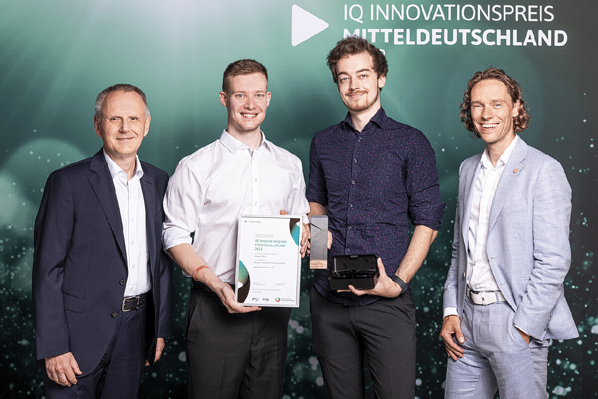 IQ Innovationspreis Mitteldeutschland 2023, Clustersieger Informationstechnologie: Das Team der Healyan GmbH mit den Preisstiftern enviaTEL GmbH und GISA GmbH