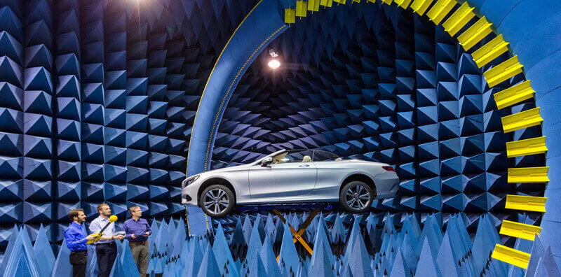 Test und Bewertung automobiler Funksysteme in der Virtuellen Straße – Simulations- und Testanlage des ThIMo. Bild: TU Ilmenau, ari Test und Bewertung automobiler Funksysteme in der Virtuellen Straße – Simulations- und Testanlage des ThIMo. Bild: TU Ilmenau, ari
