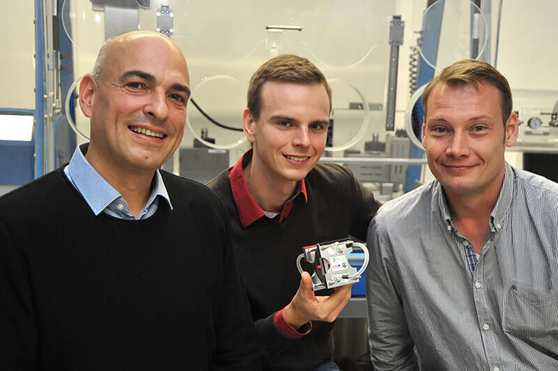 Prof. Dr. Ulrich S. Schubert, Tobias Janoschka und Dr. Martin Hager arbeiten an der Entwicklung zukunftsfähiger Batterien. Prof. Dr. Ulrich S. Schubert, Tobias Janoschka und Dr. Martin Hager arbeiten an der Entwicklung zukunftsfähiger Batterien.