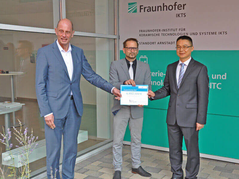 Thüringens Wirtschaftsminister Wolfgang Tiefensee, Dr. Roland Weidl, Standortleiter BITC, und Jason Chen, General Manager Operations Europe CATL, bei der symbolischen Übergabe des Förderschecks. Thüringens Wirtschaftsminister Wolfgang Tiefensee, Dr. Roland Weidl, Standortleiter BITC, und Jason Chen, General Manager Operations Europe CATL, bei der symbolischen Übergabe des Förderschecks.