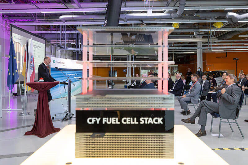 Minister Tiefensee spricht über die Zukunft Thüringens als bedeutender Batteriestandort anläßlich der Eröffnung des Batterie-Innovations- und Technologie-Centers in Arnstadt. Bild: Fraunhofer IKTS Minister Tiefensee spricht über die Zukunft Thüringens als bedeutender Batteriestandort anläßlich der Eröffnung des Batterie-Innovations- und Technologie-Centers in Arnstadt. Bild: Fraunhofer IKTS
