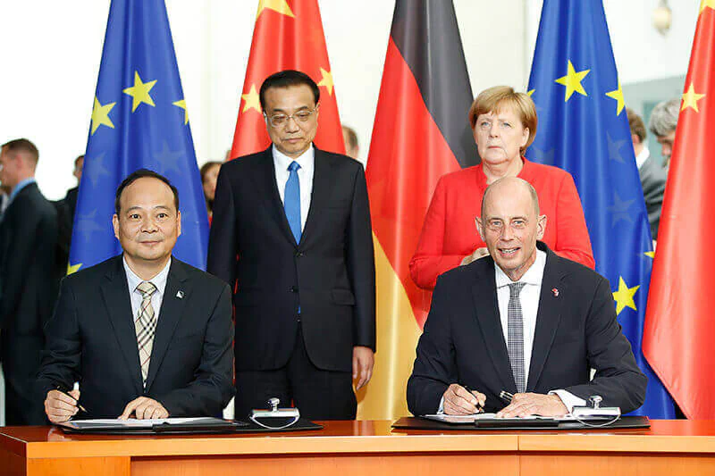 CATL-CEO Robin Zeng und Thüringens Wirtschaftsminister Wolfgang Tiefensee unterzeichnen im Beisein von Kanzlerin Angela Merkel und Chinas Ministerpräsident Li Keqiang die gemeinsame Projektvereinbarung. CATL-CEO Robin Zeng und Thüringens Wirtschaftsminister Wolfgang Tiefensee unterzeichnen im Beisein von Kanzlerin Angela Merkel und Chinas Ministerpräsident Li Keqiang die gemeinsame Projektvereinbarung.