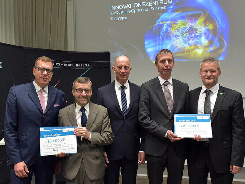 Übergabe der Fördermittelbescheide (v.l): Andreas Tünnermann, Walter Rosenthal (FSU Jena), Wolfgang Tiefensee (TMWWDG), Kai-Uwe Sattler und Jens Müller (TU Ilmenau). Übergabe der Fördermittelbescheide (v.l): Andreas Tünnermann, Walter Rosenthal (FSU Jena), Wolfgang Tiefensee (TMWWDG), Kai-Uwe Sattler und Jens Müller (TU Ilmenau).