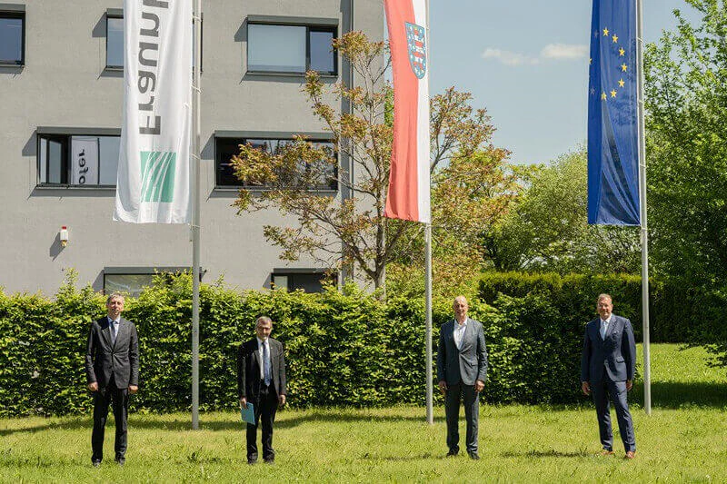 Freuen sich über die Förderung des Quantum Hub Thüringen - v.l.: Prof. Sattler (TU Ilmenau), Prof. Rosenthal (Friedrich-Schiller-Universität Jena), Minister Wolfgang Tiefensee, Prof. Dr. Andreas Tünnermann (Fraunhofer IOF). Bild: Fraunhofer IOF Freuen sich über die Förderung des Quantum Hub Thüringen - v.l.: Prof. Sattler (TU Ilmenau), Prof. Rosenthal (Friedrich-Schiller-Universität Jena), Minister Wolfgang Tiefensee, Prof. Dr. Andreas Tünnermann (Fraunhofer IOF). Bild: Fraunhofer IOF