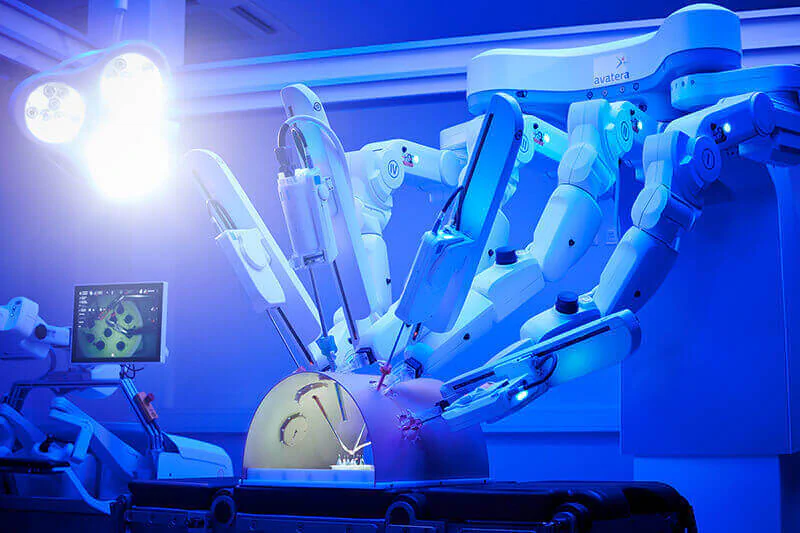 Im avatera-Trainingszentrum: der OP-Roboter überträgt die Handbewegungen des Chirurgen präzise und zitterfrei auf die laparoskopischen Instrumente. Bild: avateramedical Im avatera-Trainingszentrum: der OP-Roboter überträgt die Handbewegungen des Chirurgen präzise und zitterfrei auf die laparoskopischen Instrumente. Bild: avateramedical