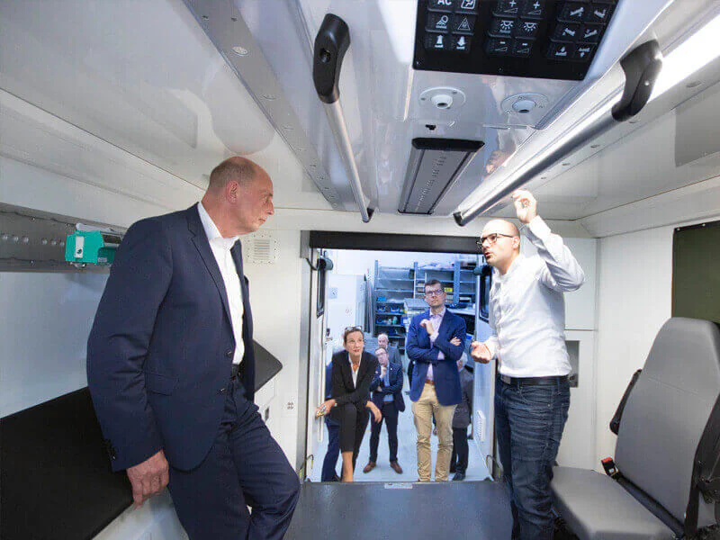 Auch Thüringens Wirtschaftsminister Wolfgang Tiefensee (links) informierte sich bereits über die innovative UVC-Desinfektion von BINZ. Auch Thüringens Wirtschaftsminister Wolfgang Tiefensee (links) informierte sich bereits über die innovative UVC-Desinfektion von BINZ.