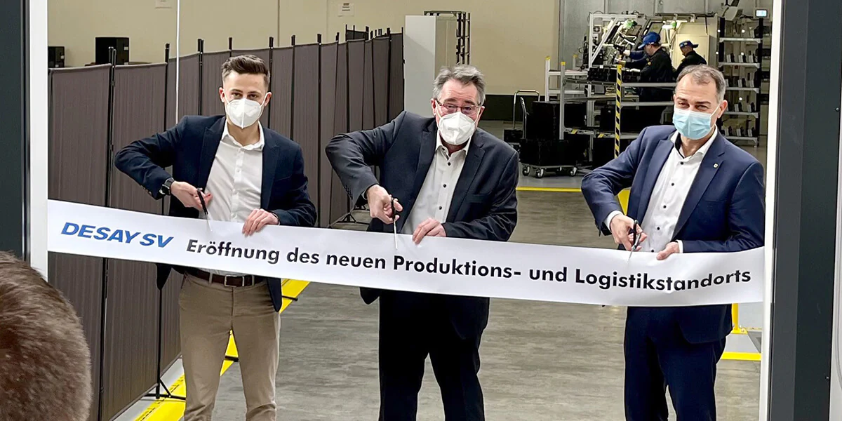 Zur offiziellen Einweihung durchtrennten symbolisch das Band: (v.l.n.r.) Standortleiter Lukas Seel und Geschäftsführer Dr. Michael Weber, beide Desay SV Automotive Europe, Peter Kleine, Oberbürgermeister Weimar.