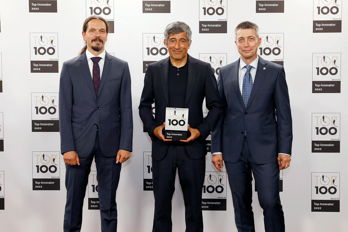 Dr.-Ing. Ilko Rahneberg (Technischer Leiter, SIOS) und Dr. Denis Dontsov (Geschäftsführer, SIOS) nehmen stellvertretend für das gesamte SIOS-Team die TOP 100 Ehrung von Wissenschaftsjournalist Ranga Yogeshwar entgegen. Dr.-Ing. Ilko Rahneberg (Technischer Leiter, SIOS) und Dr. Denis Dontsov (Geschäftsführer, SIOS) nehmen stellvertretend für das gesamte SIOS-Team die TOP 100 Ehrung von Wissenschaftsjournalist Ranga Yogeshwar entgegen.