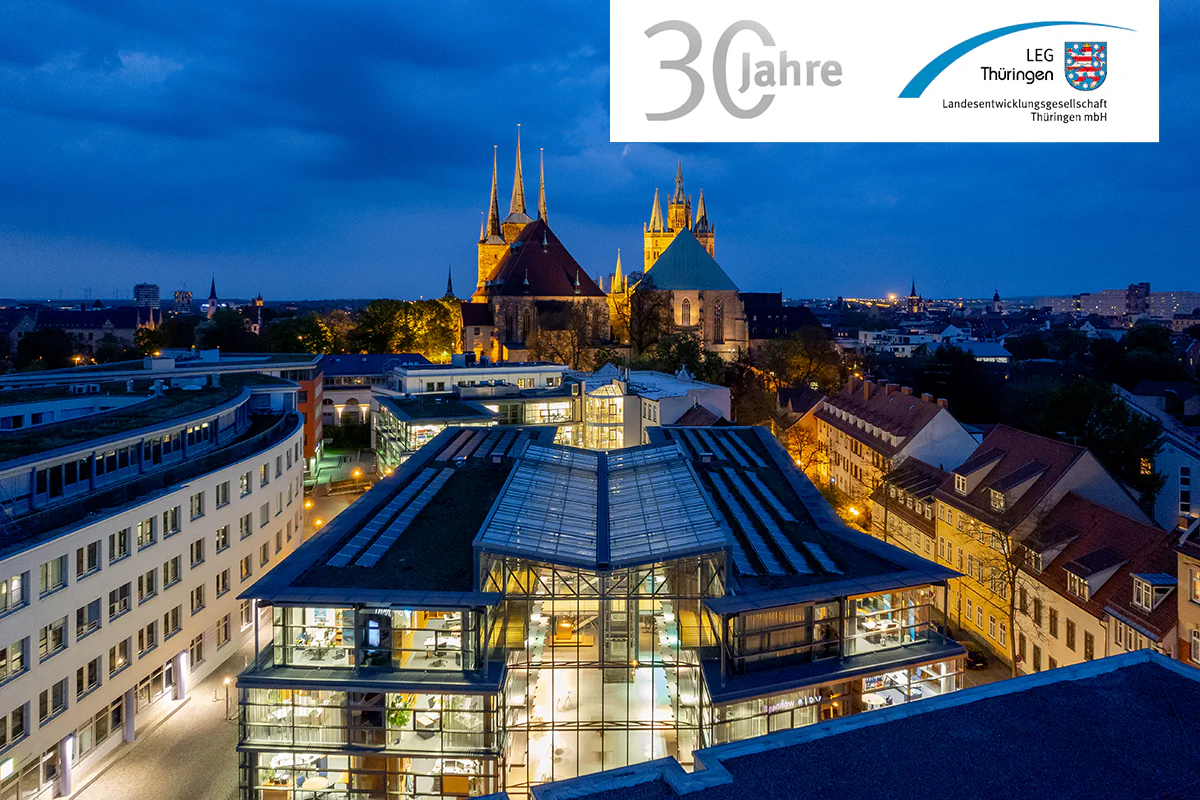 LEG-Hauptgebäude vor dem Ensemble von St. Mariendom und Severikirche in Erfurt. Bild: LEG/Christopher Schmid Fotografie LEG-Hauptgebäude vor dem Ensemble von St. Mariendom und Severikirche in Erfurt.