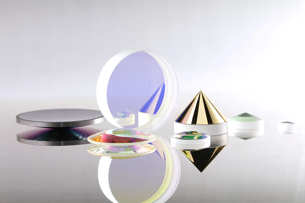 Optische Produkte der asphericon GmbH, deren Geschäftsführer Sven R. Kiontke und Alexander W. Zschäbitz 2001 zum Gründerteam gehörten.