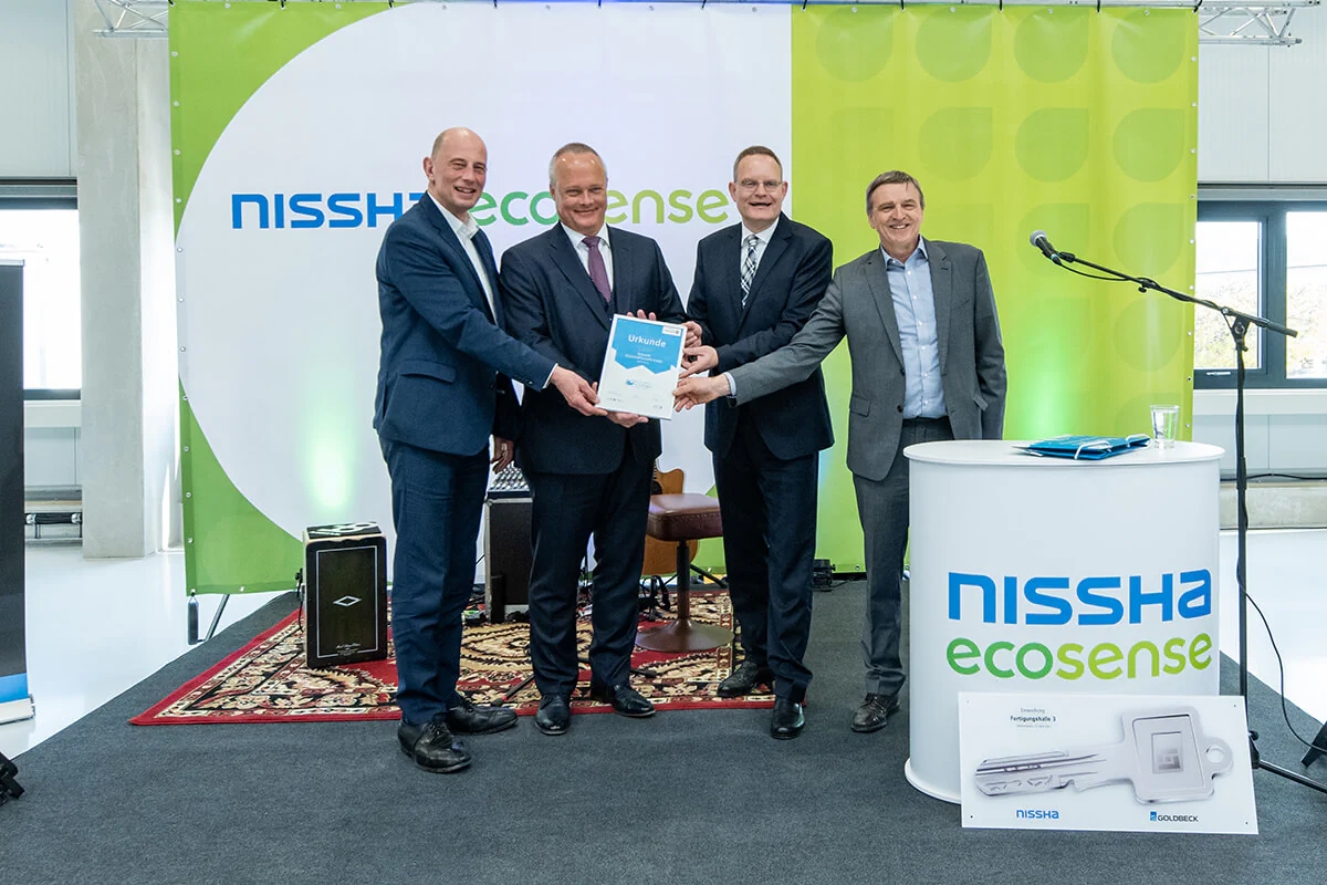 The inauguration guests were bringing the award as Hidden Champion:Thuringia‘s Minister of Economics Wolfgang Tiefensee (left) and Dr. Arnulf Wulff, LEG Thüringen (right), with Ralf Urban and Roland Beil, the Managing Directors of Nissha - Schuster Kun The inauguration guests were bringing the award as Hidden Champion.