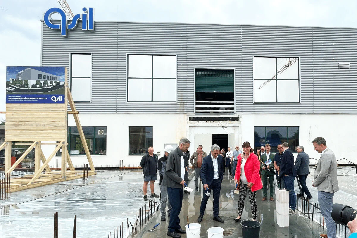 Bei der Grundsteinlegung für das neue Produktionsgebäude in Ilmenau. Bild: QSIL Bei der Grundsteinlegung für das neue Produktionsgebäude in Ilmenau.
