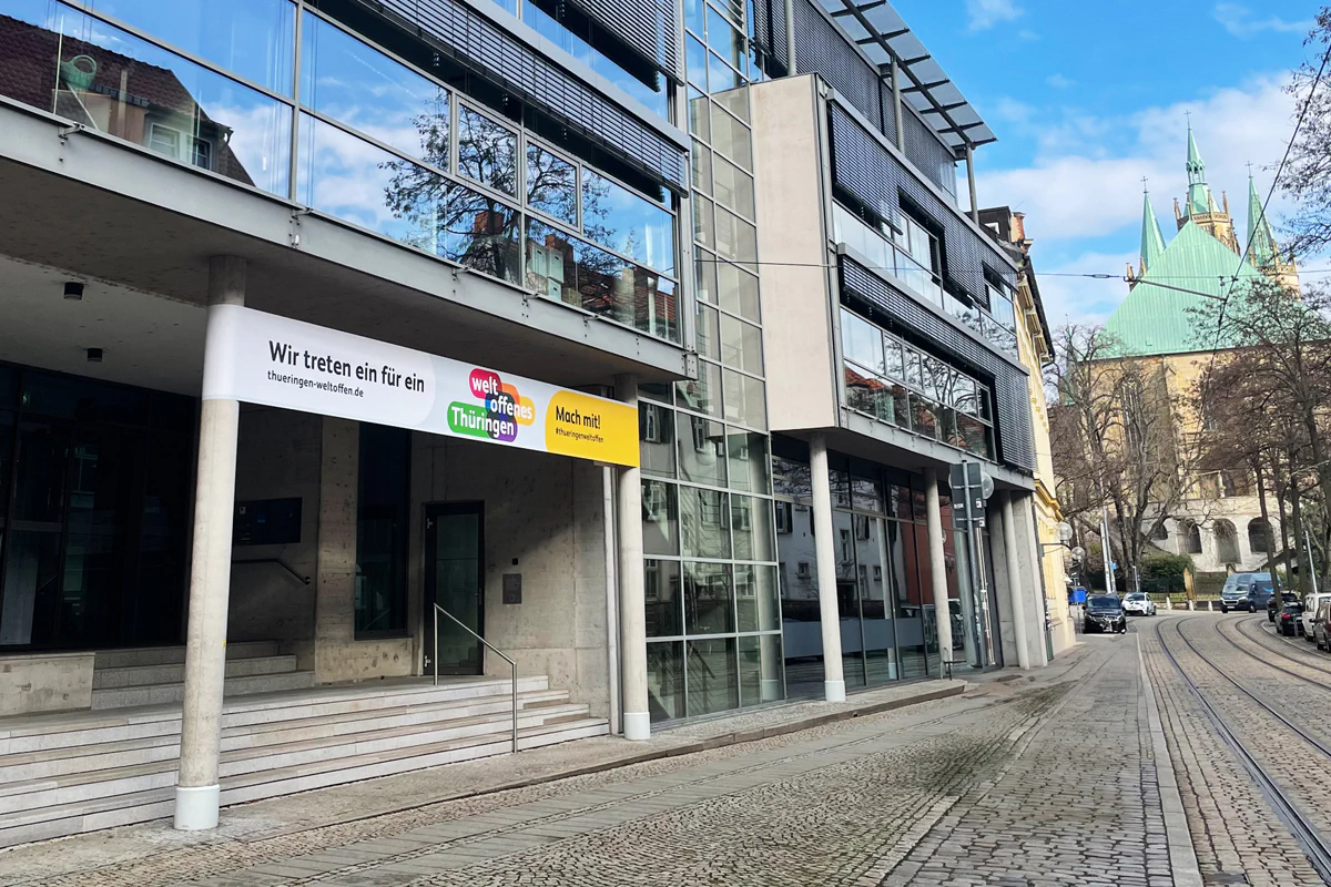 Eingang LEG Gebäude mit Banner "Weltoffenes Thüringen"