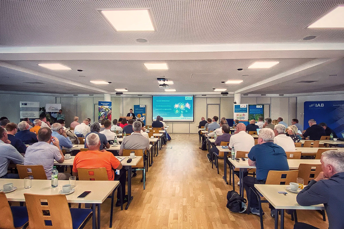 Bild: LEG Thüringen Gruppe von Menschen vor einem Bildschirm