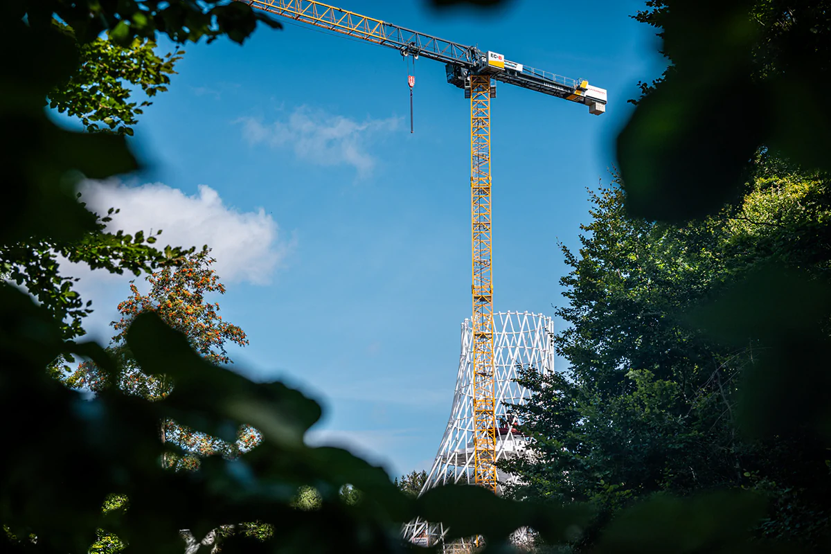 Bild: Christian Schelauske Baukran vor im Bau befindlichen Aussichtsturm