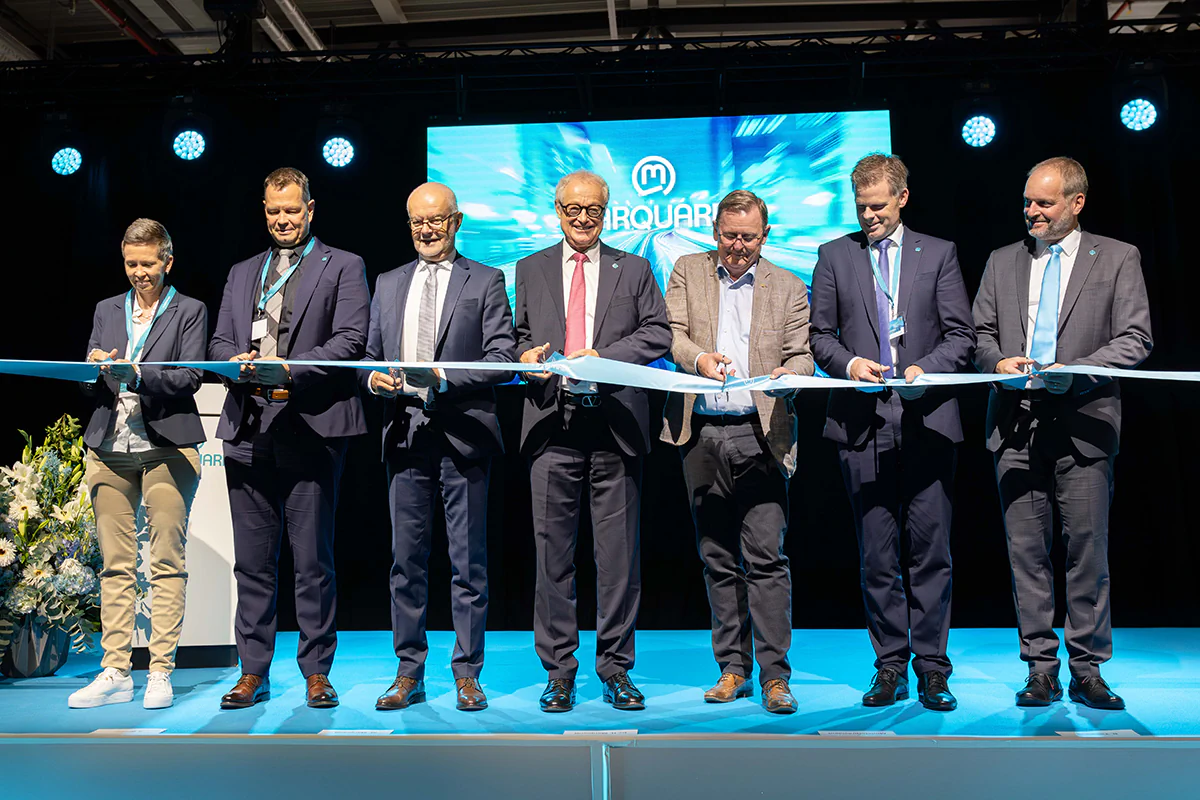With the symbolic cutting of the ribbon, Dr. Marquardt opened the new plant at Erfurter Kreuz industrial area together with the Minister President of the Free State of Thuringia, Bodo Ramelow.
