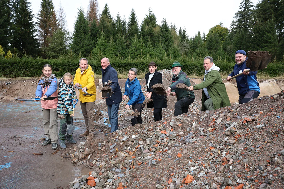 Minister Tiefensee, Familie Weidner und weitere Beteiligte beim offiziellen Spatenstich. Bild: Adrian Seeber Minister Tiefensee, Familie Weidner und weitere Beteiligte beim offiziellen Spatenstich für das Naturcamp Weidner in Frauenwald..