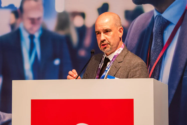 Holger Heyer, Teamleiter Invest in Thüringen, präsentiert den Wirtschaftsstandort beim Deutsch-Japanischen Forum auf der Hannovermesse.