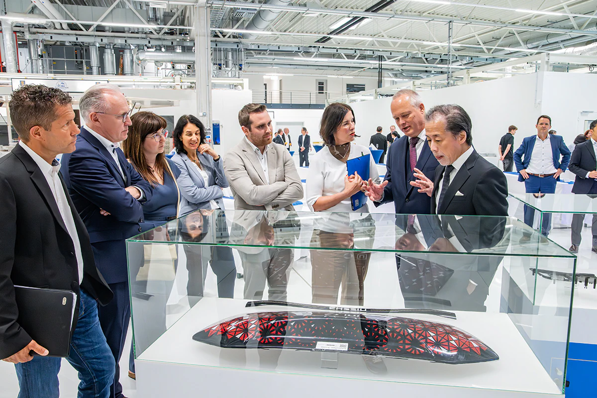 Thuringian Economics Minister Colette Boos-John on a tour with the Chairman and CEO of the Japanese Nissha Group, Junya Suzuki, the CEO of Nissha Advanced Technologies Europe Ralf Urban and other representatives from business and politics.