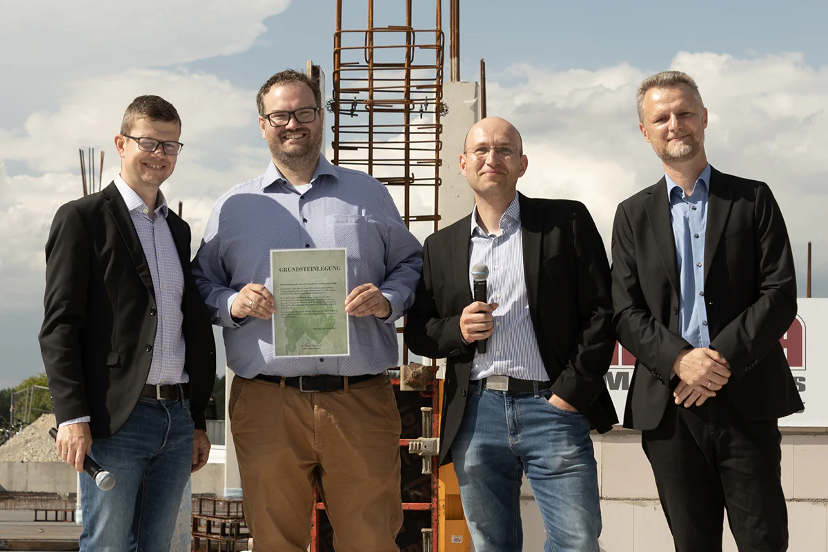 Auch der OB von Ilmenau folgte der Einladung und hielt eine Rede. (v.l.n.r.: Oberbürgermeister Dr. Daniel Schultheiß und die Geschäftsführer von MetraLabs, Dr.-Ing. Johannes Trabert, Dr. Andreas Bley und Dr.-Ing. Christian Martin. Bild: MetraLabs Auch der OB von Ilmenau folgte der Einladung und hielt eine Rede. (v.l.n.r.: Oberbürgermeister Dr. Daniel Schultheiß und die Geschäftsführer von MetraLabs, Dr.-Ing. Johannes Trabert, Dr. Andreas Bley und Dr.-Ing. Christian Martin.
