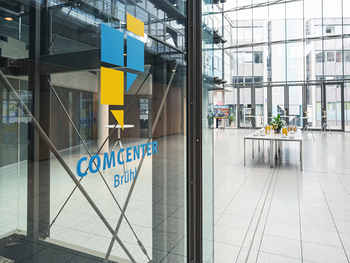 Atrium und Fahrstuhl des COMCENTER